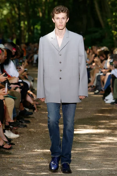 Look 18